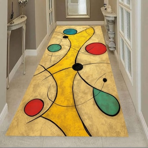 Op de afbeelding: Een rechthoekig gangtapijt met een abstract ontwerp. Het tapijt heeft een beige achtergrond met een gele centrale vorm en zwarte lijnen. Het heeft rode, blauwe en groene cirkelvormige accenten. Het tapijt is ontworpen voor een gang.