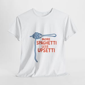 Lustige Pasta T-Shirt, mehr Spaghetti weniger Upsetti T-Shirt, italienisches Essen Liebhaber T-Shirt, Essen Humor, süßes Geschenk für Feinschmecker, Kohlenhydrate sind mein Therapie Shirt