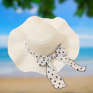 Witte strohoed: strik met stippen, strandaccessoire met brede rand