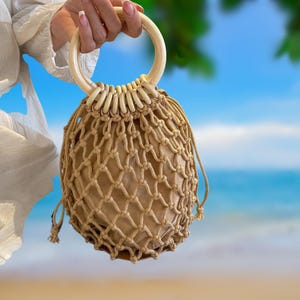 Boho Net Bucket Bag: Handwoven Straw Tote with Wooden Handle