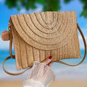 Elegant Handmade Straw Woven Clutch Bag with Pom Charm – Summer Beach Purse for Women, Casual Vacation Wallet for Travel & Day Outings