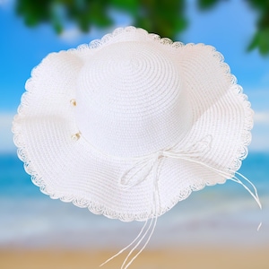 Witte strohoed met golvende rand: parel en strikdetail - Beach Chic