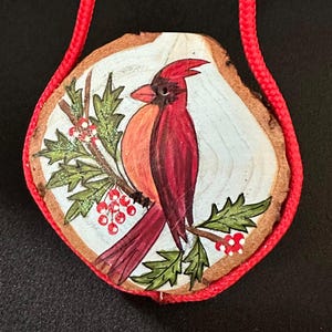 Ornement de tranche de bois cardinal peint à la main – Décoration de Noël rustique, cadeau de vacances inspiré de la nature