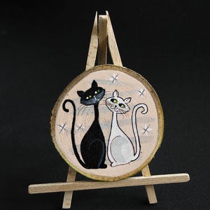 Couple de chats peints à la main sur une tranche de bois - Art de chat fantaisiste - Décoration miniature rustique