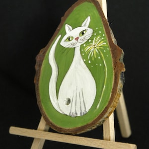 Peinture en tranches de bois de chat blanc fantaisiste - Art miniature peint à la main - Décoration rustique originale