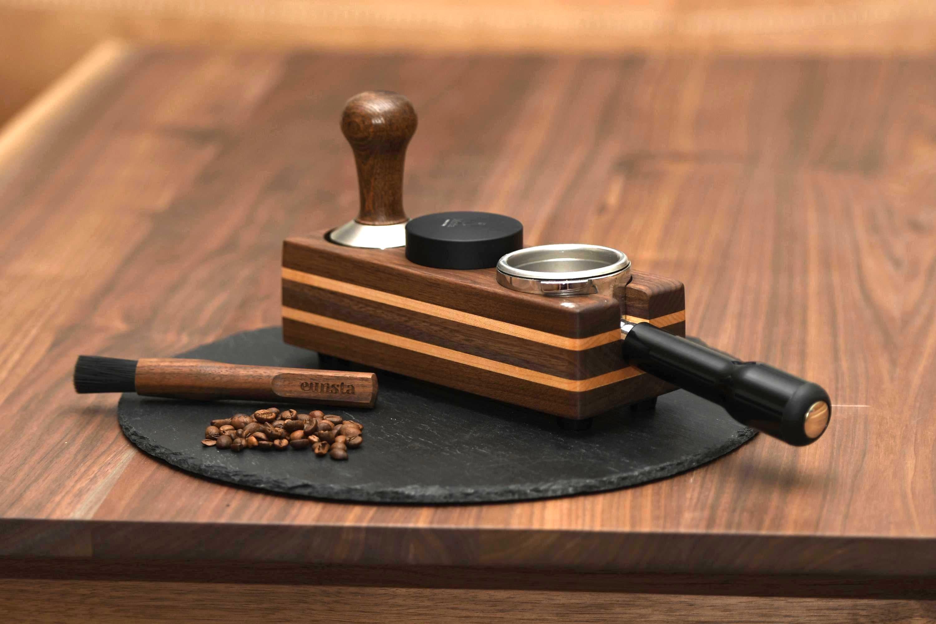 Luxury Walnut & Maple Tamper station – Dual‑Wood Espresso Organizer for 58/50 mm Portafilter + 62 mm Tamper – Gift for Barista Aesthetes