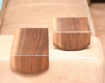 Solid wood sofa butler – walnut or oak | Waterfall design | Sofa tray for armrest | Handmade & customizable