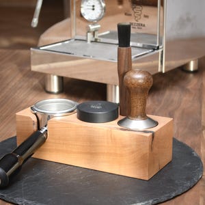 Aus einem Stück Kirschholz gefertigte Tamping Station für Tamper, Leveler, Siebträger und Pinsel