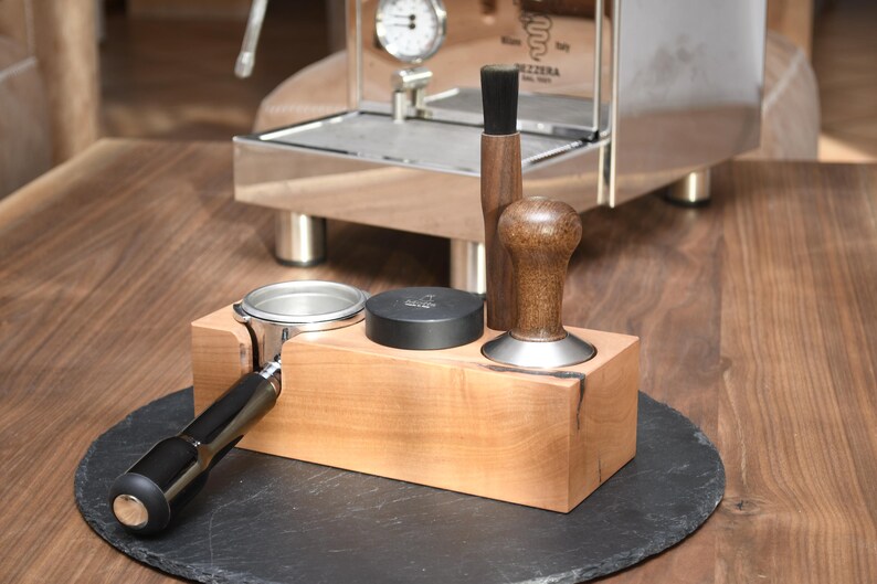 Aus einem Stück Kirschholz gefertigte Tamping Station für Tamper, Leveler, Siebträger und Pinsel