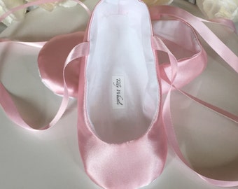 Chaussons de danse en satin rose - petite fille, petite fille - chaussures de fille d'honneur - chaussures de princesse