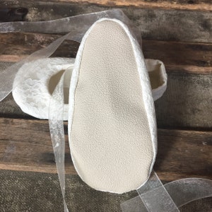 Chaussons de danse en dentelle ivoire ou blanc avec élastique chaussures de demoiselle d'honneur bébé et petite fille baptême baptême chaussures de princesse image 7