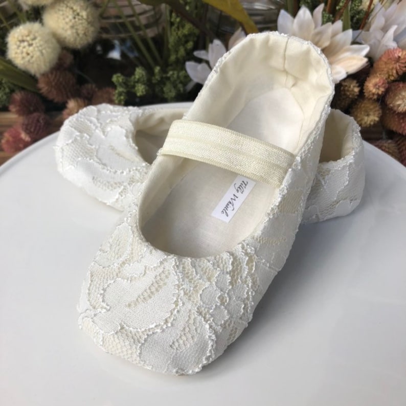 Chaussons de danse en dentelle ivoire ou blanc avec élastique chaussures de demoiselle d'honneur bébé et petite fille baptême baptême chaussures de princesse image 1