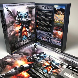 Puede incluir: Un videojuego en caja titulado "GUNMETAL" con un diseño de robot y avión futurista en la portada. La caja es negra con el texto "TRANSFORM TARGET TERMINATE". Se ve arte del juego adicional y materiales promocionales.