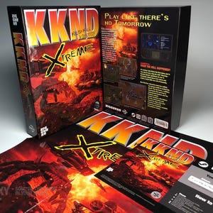 Può includere: Una scatola di gioco per PC fisica per KKND Xtreme, con un'illustrazione di un campo di battaglia rosso e arancione. Il set include una grande scatola di gioco, un poster stampato e una scheda di download con codici per Steam e GOG.