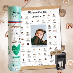 Keep'Love - Affiche bébé à tamponner "Mes Premières Fois" Ourson – Avec tampon dateur & baguettes de suspension – Cadeau de Naissance