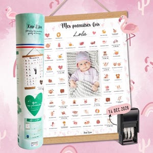 Keep'Love - Affiche bébé à tamponner "Mes Premières Fois" Flamant Rose – Avec tampon dateur & baguettes suspension – Cadeau de Naissance