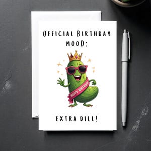 Carte d'anniversaire drôle avec cornichon, salutation hilarante pour un ami de bureau, un collègue, un oncle, une carte d'anniversaire humoristique « humeur d'anniversaire officielle : Extra Dill »