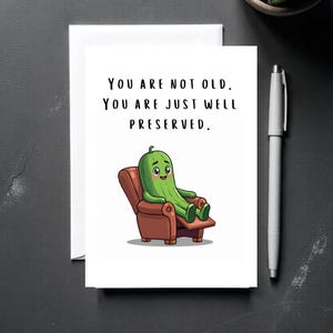 Tarjeta de cumpleaños divertida, tarjeta de felicitación personalizada, tarjeta divertida para la abuela Silly Pickle: "No eres vieja. Simplemente estás bien conservada".