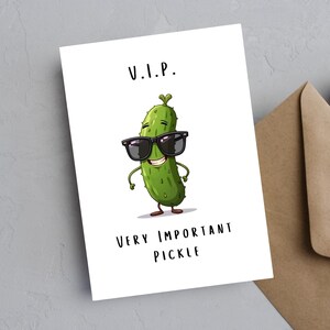 Drôle de jeu de mots au cornichon pour des amis, lui, elle ou toute personne qui aime rire, carte d'anniversaire amusante avec humour, « VIP Very Important Pickle »