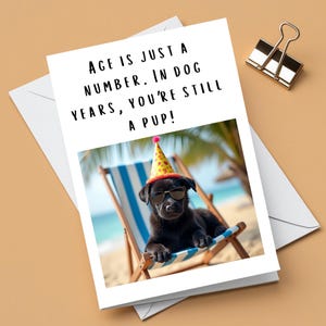 Tarjeta de cumpleaños divertida, tarjeta de felicitación cómica, hecha a mano y personalizada, regalo para amantes de los perros: "La edad es solo un número. En años de perro, sigues siendo un cachorro".