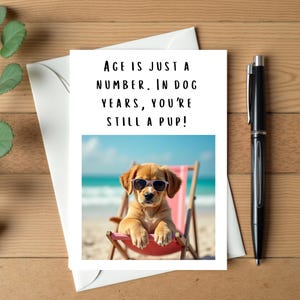 Grappige verjaardagskaart, gepersonaliseerde verjaardagskaart, wenskaarten, cadeaus voor huisdierenliefhebber, "leeftijd is slechts een getal. In hondenjaren ben je nog steeds een pup"