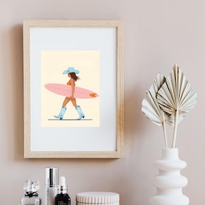 Coastal cowgirl kunst aan de muur digitale download | Vrouw met surfplank strandposter | Levendig kustdecor | Directe afdrukbare download