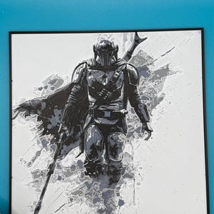 Art mural d'inspiration mandalorienne (8 x 8) | Chasseur de primes de l'espace impression | Décoration d'armure de science-fiction | Art minimaliste guerrier étoilé | Décoration murale de la chambre de nerd
