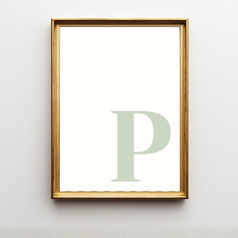Pode incluir: Uma impress&atilde;o de arte de parede retangular com uma letra P mai&uacute;scula grande em verde s&aacute;lvia p&aacute;lido, centralizada num fundo branco puro. A impress&atilde;o est&aacute; emoldurada numa moldura fina de metal dourado com acabamento liso e polido.