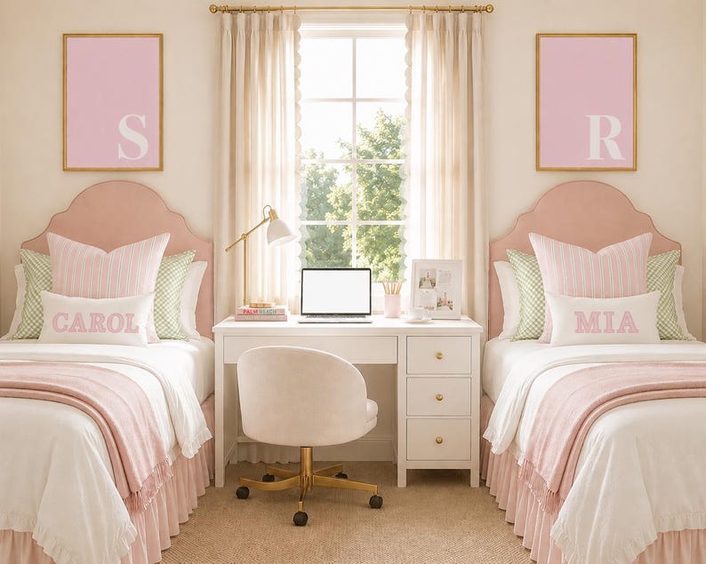 Pode incluir: Duas camas de solteiro com cabeceiras estofadas em rosa, roupa de cama branca e saias de cama com babados rosas. Cada cama possui uma almofada lombar branca com os nomes Carol e Mia bordados em rosa. Acima de cada cama, um quadro rosa exibe uma letra S ou R branca. Uma escrivaninha branca com laptop, lumin&aacute;ria e cadeira girat&oacute;ria branca fica entre as camas.