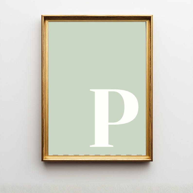 Pode incluir: Uma impress&atilde;o de arte de parede retangular com uma letra P mai&uacute;scula grande, branca e com serifa, centralizada num fundo verde-s&aacute;lvia s&oacute;lido e suave. A impress&atilde;o est&aacute; emoldurada numa moldura de metal dourado fina com acabamento polido.