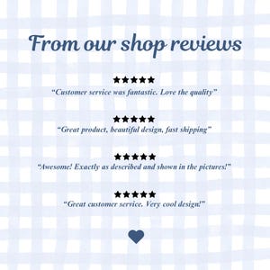 Pode incluir: Uma exibi&ccedil;&atilde;o gr&aacute;fica com o texto From our shop reviews em azul escuro sobre um fundo xadrez azul claro e branco. Inclui quatro conjuntos de cinco estrelas pretas seguidas de depoimentos de clientes e um pequeno &iacute;cone de cora&ccedil;&atilde;o.
