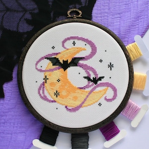 Pipistrelli della stagione spettrale con luna magica, schema punto croce di Halloween (download PDF)