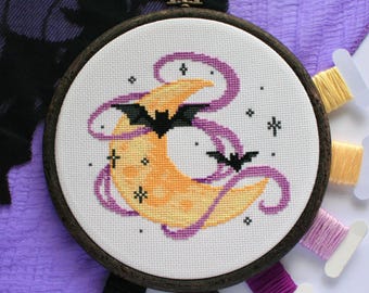 Murciélagos de temporada espeluznante con luna mágica, patrón de punto de cruz de Halloween (descarga en PDF)