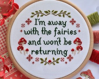 Motif de point de croix Fairycore, citation « Away with the Fairies » et couronne de fleurs champignon vénéneux (téléchargement numérique PDF)