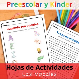 Puede incluir: Dos hojas de actividades para preescolar y jardín de infancia. Una hoja tiene el texto "Jugando con vocales" e ilustraciones de un unicornio, una oveja, una abeja y un lagarto. La otra hoja tiene el texto "Trazo de vocales". Lápices de colores en una taza.