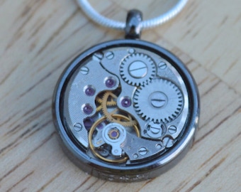 Hou je van horloges? Dan zul je dol zijn op deze ongewone ketting met een prachtig horlogemoment