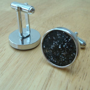 Apportez de l'espace dans votre bureau ! Boutons de manchette contenant d'authentiques particules de météorite