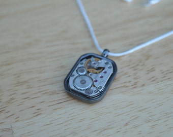 Vintage horlogewerk uit de jaren 1940 omgetoverd tot een unieke ketting