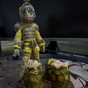 Alien Movie Diorama Statue – Astronaut Encounter with Facehugger, 23cm Collectible Figure