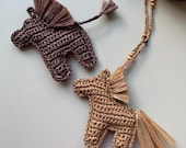 Pony Bag Charm Horse Crochet Pattern PDF – Cute Raffia Horse Keychain Tutorial with Photos & Video – Amigurumi Horse Ornament DIY