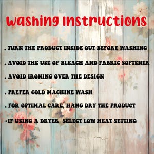 Peut inclure: Instructions de lavage en texte rouge sur fond de bois avec des motifs floraux. Les instructions incluent de retourner le produit, d'&eacute;viter l'eau de Javel et l'adoucissant, et de ne pas repasser le motif. Le lavage &agrave; froid en machine et le s&eacute;chage &agrave; l'air libre sont &eacute;galement recommand&eacute;s.