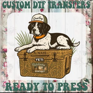 Peut inclure: Un motif de transfert DTF repr&eacute;sentant un chien portant une casquette "Good Boy", reposant sur une glaci&egrave;re YETI. La glaci&egrave;re porte les mots "Always" et "Outdoors Hunting". Le motif est pr&ecirc;t &agrave; &ecirc;tre press&eacute;.