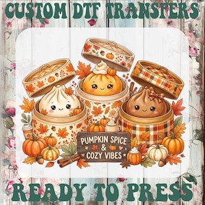 Peut inclure: Transferts DTF personnalisés prêts à presser représentant trois raviolis mignons dans des paniers vapeur en bambou, entourés de feuilles d'automne, de citrouilles, de cannelle et d'un panneau PUMPKIN SPICE & COZY VIBES aux tons saisonniers.