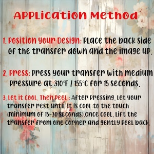 Peut inclure: Instructions pour l'application d'un transfert de motif, intitul&eacute; "Application Method" en rouge. Les &eacute;tapes incluent le positionnement du motif, le pressage &agrave; 155&deg;C pendant 15 secondes et le pelage apr&egrave;s refroidissement. Fond en bois bleu clair avec des motifs floraux.