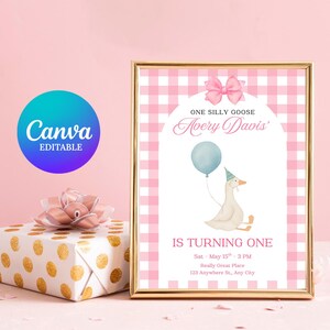 Könnte beinhalten: Eine gerahmte Geburtstagseinladung mit rosa Vichy-Hintergrund und goldenem Rahmen. Die Einladung zeigt eine Cartoon-Gans, die einen blauen Ballon hält. Der Text lautet "One Silly Goose Avery Davis is Turning One."