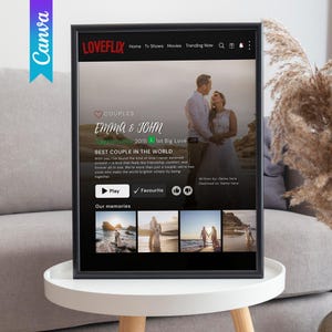 Może przedstawiać: Oprawiony wydruk z niestandardowym projektem plakatu filmowego "LOVEFLIX". Plakat przedstawia zdjęcie ślubne pary, "Emma & John", z tekstem "Best Couple in the World". Czarna ramka stoi na białym stole.