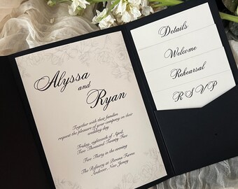 Puede incluir: Invitación de boda en blanco y negro con diseño floral. La invitación dice "Alyssa y Ryan" e incluye la fecha y la hora de la boda. La invitación también incluye un bolsillo para las tarjetas RSVP.