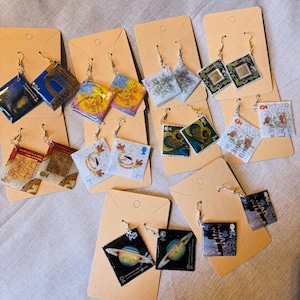 Orecchini con francobolli britannici unici nel loro genere / Fatti a mano con francobolli vintage riciclati / Regalo unico per lei / Gioielli sostenibili