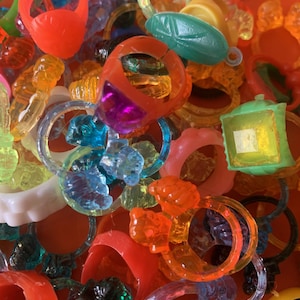 1950s Cracker Jack / Gumball Machine Prize Toy Plastic Rings Mystery Scoop