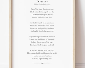 Op de afbeelding: Een ingelijste wandkunstprint met het gedicht Invictus van William Ernest Henley. De tekst is in zwarte inkt op een witte achtergrond gedrukt, gevat in een lichtgekleurde houten lijst. Het gedicht is gecentreerd met een decoratieve lijn onderaan.